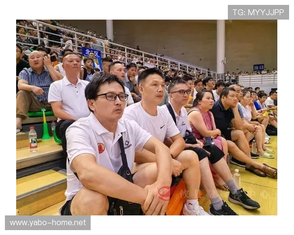 爆冷时刻绝杀三分球命中 球迷欢呼声此起彼伏激情四溢 爆冷时刻绝杀三分球命中 球迷欢呼声此起彼伏激情四溢