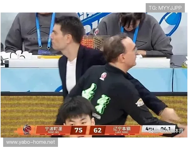 退役后疑遭冷落昔日功勋球员引球迷集体鸣不平持续发酵风波不断中 退役后疑遭冷落昔日功勋球员引球迷集体鸣不平持续发酵风波不断中